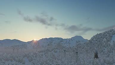 4k高清雪景山脉日出延时摄影效果视频的预览图